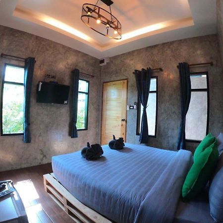 Samed Big Whale Hostel Rayong Bagian luar foto